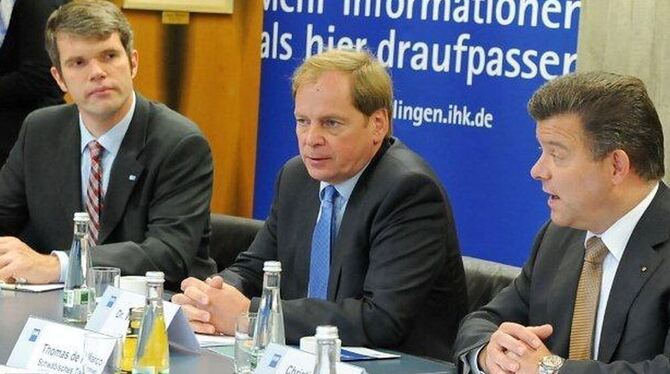 Pressekonferenz der IHK Reutlingen (von rechts): IHK-Chefvolkswirt Markus Nawroth, IHK-Präsident Christian Erbe, Hauptgeschäftsführer Wolfgang Epp und Pressesprecher Christoph Heise. FOTO: PACHER