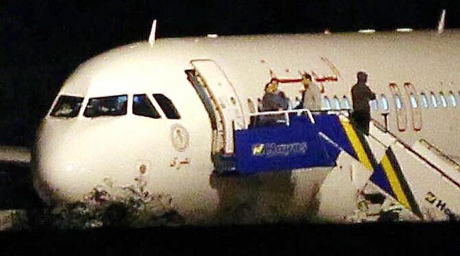 Zur Landung gezwungen: Syrische Passagiermaschine des Typs Airbus A-320 auf dem Esenboga-Flughafen in Ankara. Foto: Cem Öksüz