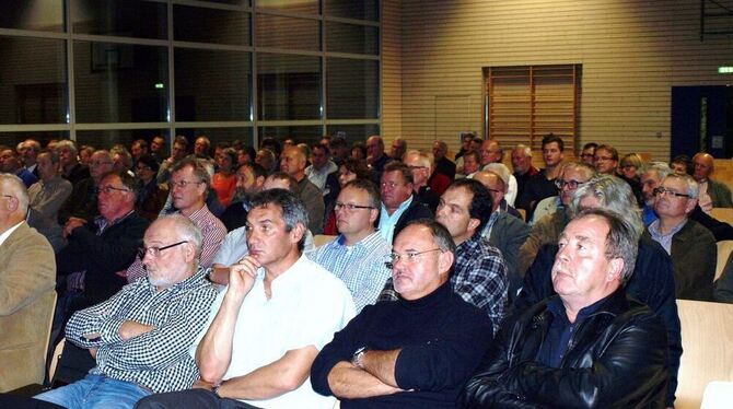 Der Saal war halbvoll, die Grundhaltung eher skeptisch: Bürgerversammlung zur Windkraft im Laucherttal.  FOTO: BUTSCHER