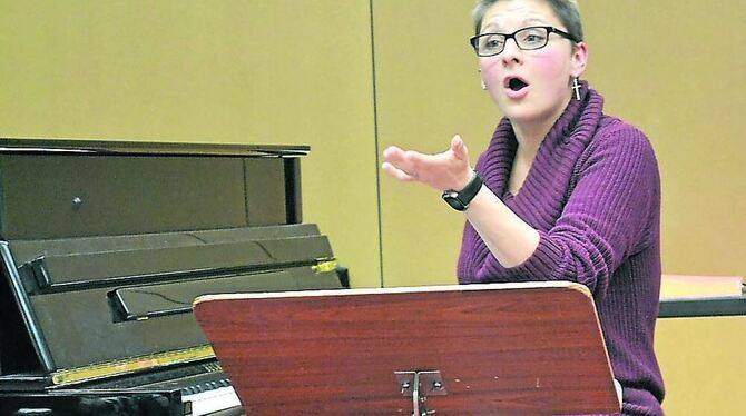 »Etwas höher«: Isabelle Bläubaum in der Chorprobe der Liedertafel Concordia.