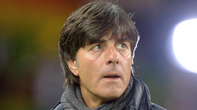 Joachim Löw blickt noch kurz aufs Ergebnis, dann gilt sein Augenmerk dem Kommenden Spiel. Foto: Federico Gambarini