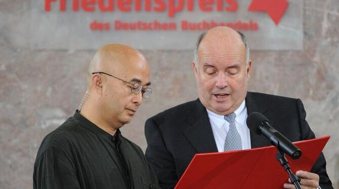 Der chinesische Autor Liao Yiwu (l) erhielt den Friedenspreis des Deutschen Buchhandels aus der Hand von Gottfreid Honnefelde