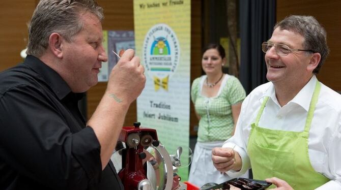 Fleischliche Lebenslust: Günther Egeler (rechts) hatte mit seiner Ammertäler Metzgerei eine Idee - Lindenblüten-Salami.  FOTO: S