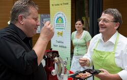 Fleischliche Lebenslust: Günther Egeler (rechts) hatte mit seiner Ammertäler Metzgerei eine Idee - Lindenblüten-Salami.  FOTO: S