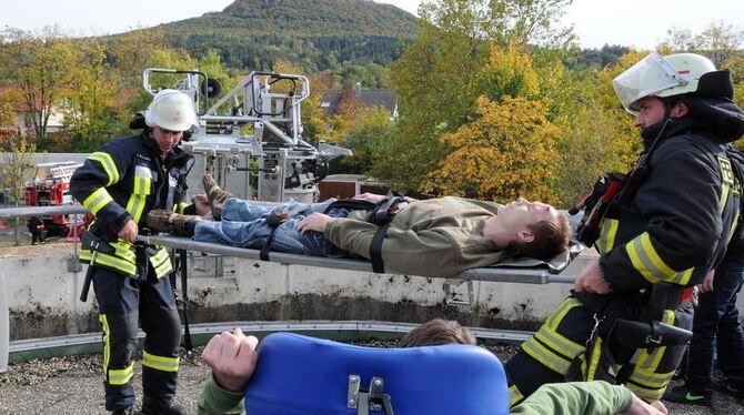 Die Rettung behinderter Menschen wurde bei der Übung der Mössinger Feuerwehr in der Dreifürstensteinschule geprobt.  GEA-FOTOS: