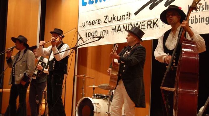 Die Band »Lads go Buskin« bot spezielle Handwerks-Lieder bei der Lossprechung der Gesellen aus dem Kreis Tübingen in Mössingen.