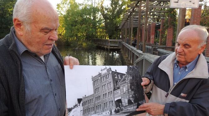 Im Innenhof einer neu errichteten Wohnanlage in der Pfullinger Innenstadt: Wo einstmals die Spinnerei der Firma Burkhardt stand, tummeln sich heute Schwäne in einem See. Die Zeitzeugen Theo Brenner (links) und Oswald Fischer berichteten. FOTO: HOLGER SEITZ