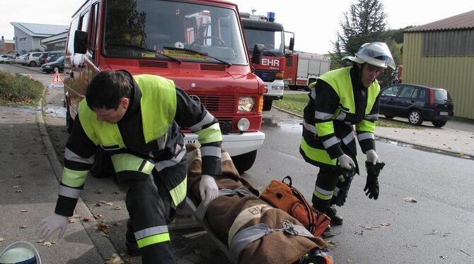 Feuerwehrleute bei der Leistungsprüfung: Jeder Handgriff muss stimmen. FOTO: MOT