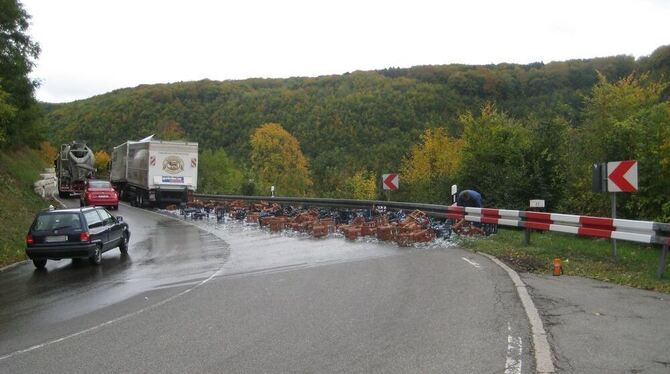 Laster verliert auf der B 28 unzählige Getränkekisten. FOTO: PR