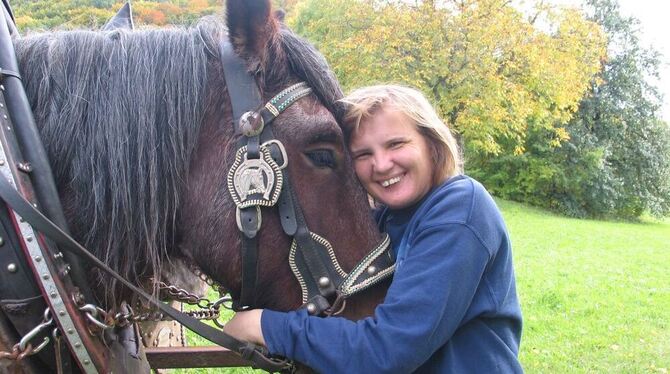 Das Pferd, mein liebster Freund: So wie Katja Holzmüller nehmen seit 30 Jahren Menschen am Angebot der BAFF auf dem Eninger Egerhof teil. FOTO: SEITZ