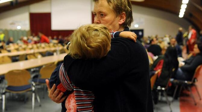 Mehrere hundert Menschen verbrachten die Nacht in einer Veranstaltungshalle. Foto: Ingo Wagner