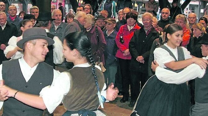 Volkstänze zur frohen Musik gehören untrennbar zum Kelternfest. ARCHIVFOTO: SANDER