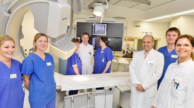 Das Team der Medizinischen Klinik II bietet Patienten dank seiner beiden neuen Hightech-Herzkatheteranlagen ab sofort eine Rund-um-die-Uhr-Versorgung auf höchstem Niveau. FOTO: TRINKHAUS