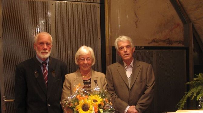 Ursula Stanger in der Mitte ihrer Nachfolger beim Heimatmuseum: Peter Meier und Albrecht Arnold. GEA-FOTO: FÜS