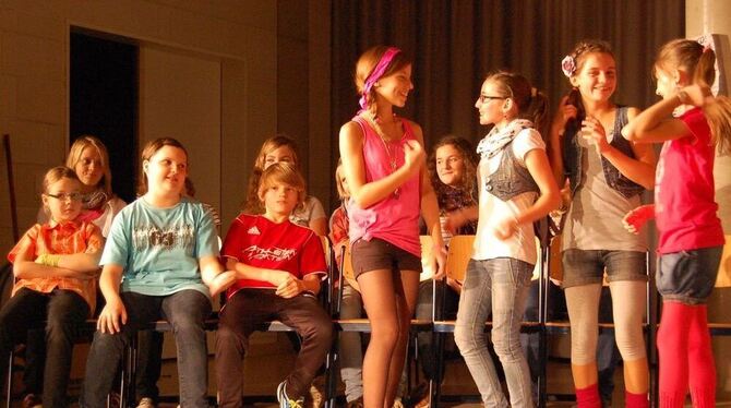 Die Chor-AG des Gymnasiums Gammertingen hat sich mit dem Musical »Coco Superstar« mächtig ins Zeug gelegt. FOTO: HÄUSSLER