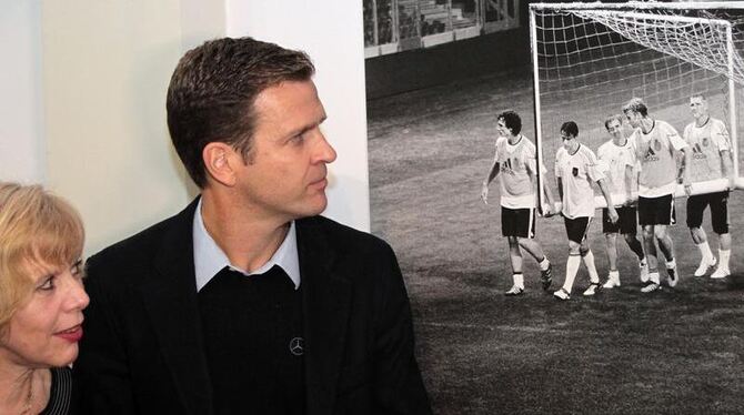 Oliver Bierhoff und Regina Schmeken bei der Eröffnung der Ausstellung »Unter Spielern - Die Nationalmannschaft«. Foto: Ole Sp