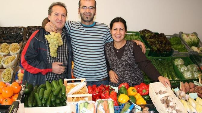 Hüseyin Bati (Mitte) freut sich mit dem Dußlinger Ehepaar Sahin über die Eröffnung des Lebensmittelladens in Nehren. GEA-FOTO: H