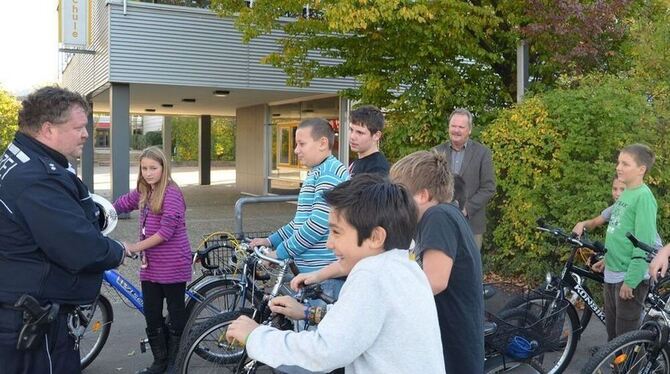 Alles im grünen Bereich? Polizeioberkommissar Jürgen Günter Schneider macht den Neugreuthschülern klar, wie wichtig ein verkehrssicheres Fahrrad ist. FOTO: SANDER