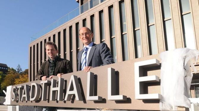 Der Endspurt läuft: Klaus Kessler, der Leiter der Stadthallen-Projektgruppe (rechts), und sein Stellvertreter Til Eder sind gute