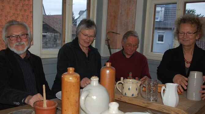 Wolfgang Liese-Grässer, Gabriele Beinert, Manfred Wandel und Eleonore Wittke mit Mostgefäßen in der guten Stube. GEA-FOTO: STÖHR