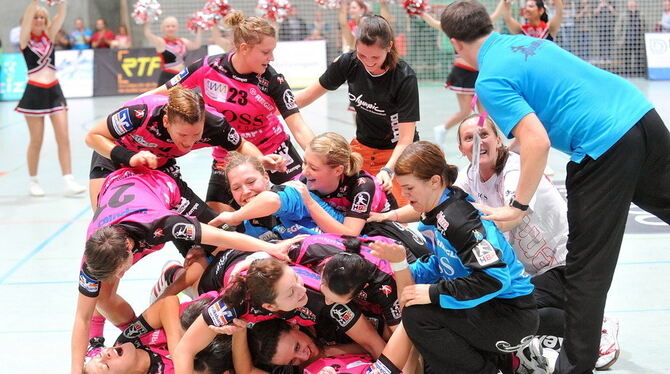 Alles pink: So jubeln restlos erleichterte Metzinger Bundesliga-Handballerinnen nach ihrem ersten Heimsieg. FOTOS: NIETHAMMER