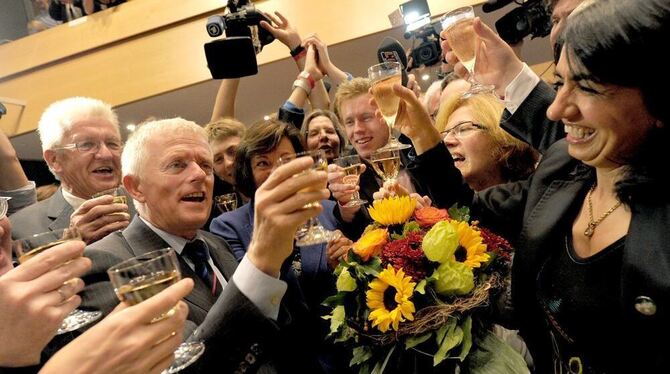 Blumen für den Sieger der Stuttgarter OB-Wahl, den Grünen Fritz Kuhn.