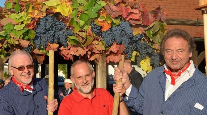 Wie ein herbstliches Dach: Fahner für Friedrich Lemmer und Lothar Walker (links und Mitte), rechts Walter Veit, Vorsitzender des