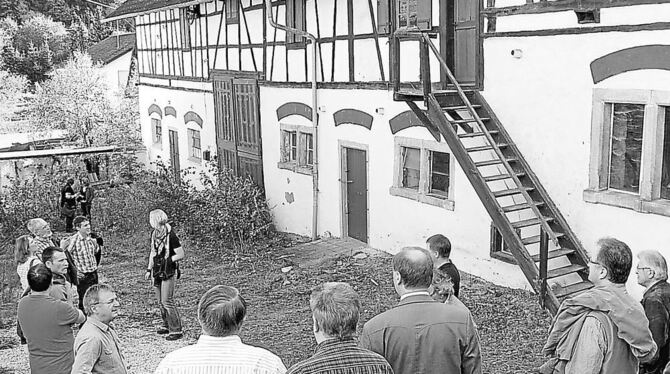 Neueste Errungenschaft: Die Stadt hat die Scheune Pfarrgasse 12 gekauft. Trochtelfingens Gemeinderat überzeugte sich von der guten Bausubstanz des Gebäudes. FOTO: HÄUSSLER