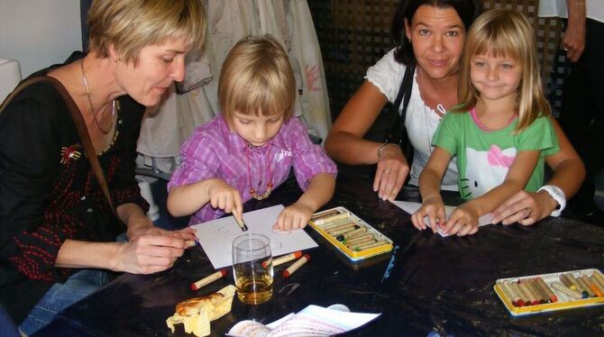 Ausnahmsweise malt auch Mami im Kinderhaus mit. FOTO: BÖRNER