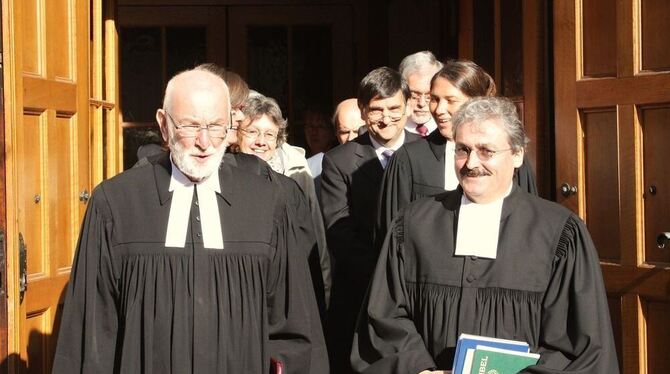 Dekan Dr. Jürgen Mohr (links) und Pfarrer Hans-Martin Fetzer verließen nach dem Investiturgottesdienst die Martinskirche in Richtung Paul-Gerhardt-Haus, um mit der Gemeinde weiter zu feiern.  FOTO: STRÖHLE