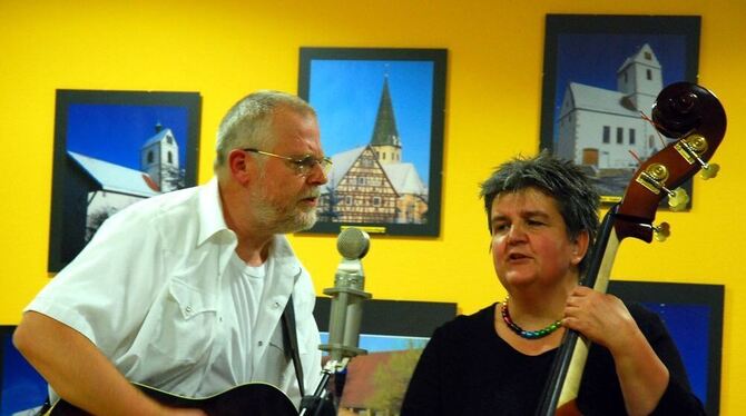 »Country-Musik, die uns am Herzen liegt«: Birgit und Dieter Stoll aus Kusterdingen bei ihrem Auftritt im Pflegehaus.  FOTO: STEIDLE