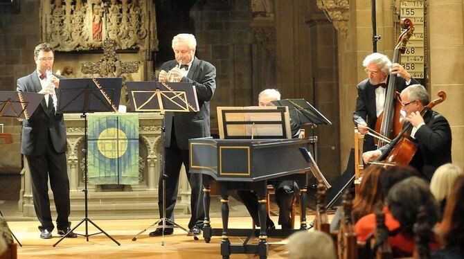 Trompetenvirtuose Ludwig Güttler (rechts) und das Leipziger Bach-Collegium in der Marienkirche. FOTO: MARKUS NIETHAMMER