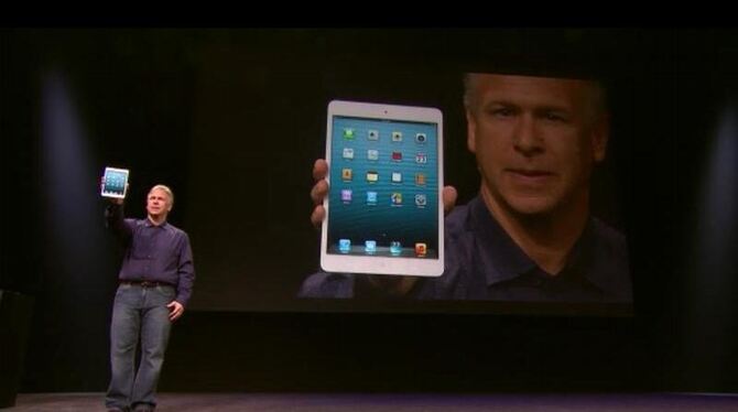 Phil Schiller, Marketingchef von Apple, zeigt das neue iPad mini. Foto:Screenshot: Apple 