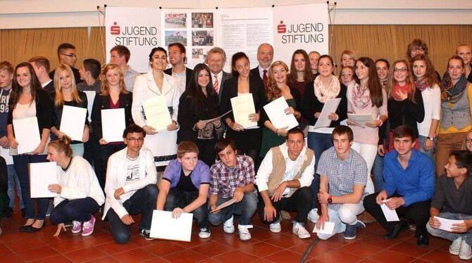 Gruppenbild mit Kreissparkassenchef Schäufele, Landrat Reumann (hinten, Mitte) und den ausgezeichneten jungen Menschen, die durc