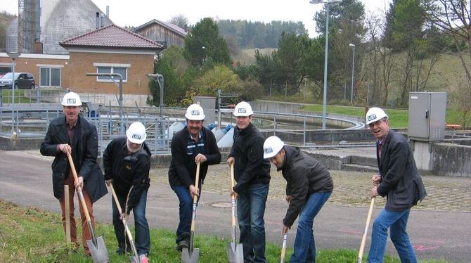 Gestern fiel der Startschuss für die Kläranlagenerweiterung in Münsingen. Von links: Bürgermeister-Stellvertreter Uli Schwenk, Tiefbauamtsleiter Jürgen Weber, Klärmeister Markus Fischer, Markus Teufel von der Baufirma List sowie die planenden Ingenieure Roman Meusel und Martin Hertkorn aus Sindelfingen. GEA-FOTO: OELKUCH