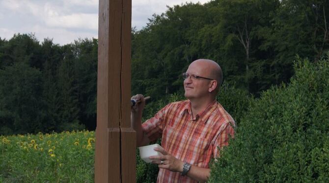 Franz Schmid aus Gauingen restauriert religiöse Kleindenkmale. FOTO: LEUA