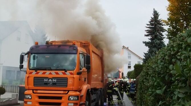 Ein brennendes Müllauto hielt gestern die Reutlinger und Sondelfinger Feuerwehr in Atem.