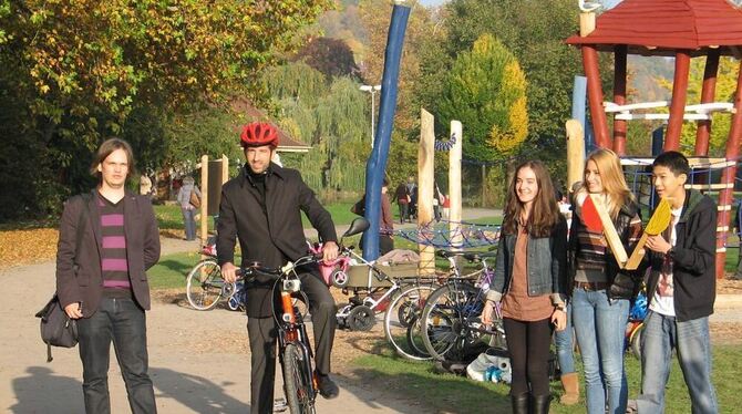 Auf »los« geht es los: Boris Palmer und Florian Nuxoll im Anlagenpark. GEA-FOTO: KREIBICH