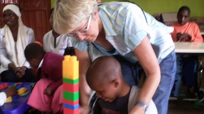 Margret Wannenmacher beim Spielen mit einem »ihrer« Kinder im Township-Kinderheim »Tumelo Home« in Johannesburg.  FOTO: PR