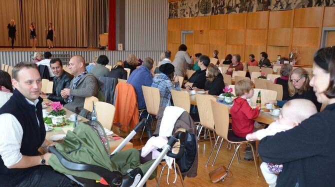 Die Jugendgruppe vom Reutlinger Naturtheater trug zur Unterhaltung bei in der HAP-Grieshaber-Halle, jede Menge Sponsoren halfen zusätzlich mit zum Gelingen des Festes von Elisabeth Meser.  GEA-FOTO: BARAL