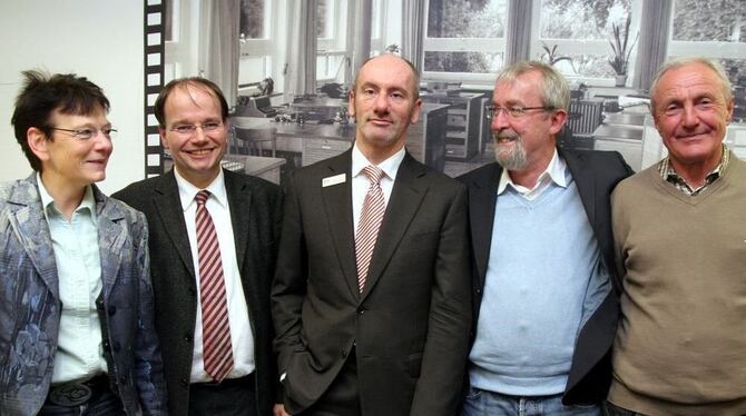 Waltraud Pustal, Martin Fink, Thomas Allraum, Raimund Vollmer und Horst Rehm (von links) bei der Finissage zum Pfullinger Bildertanz.  FOTO: PR