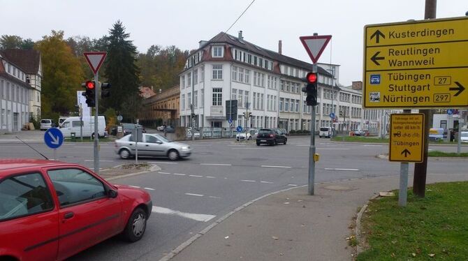 Die Kreuzung an der Shell-Tankstelle zum Kreisverkehr machen: Seit etlichen Jahren gibt es in Kirchentellinsfurt diesen Wunsch. GEA-FOTO: AL