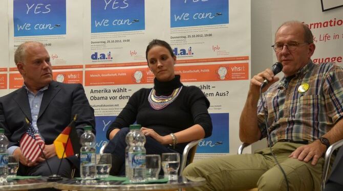 Die USA-Experten (von links) Andrew B. Denison, Jessica Strain und Andreas Zumach auf dem Podium in Reutlingen. GEA-FOTO: SCHÜRER