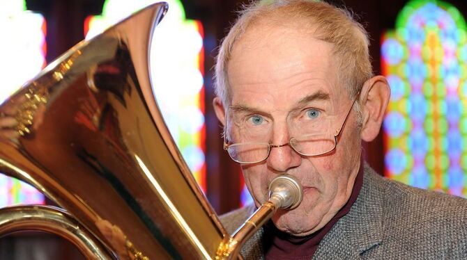 Ist seit sage und schreibe 60 Jahren Mitglied des Reichenecker Posaunenchors: Karl Weiblen mit seinem Euphonium. GEA-FOTO: PACHE