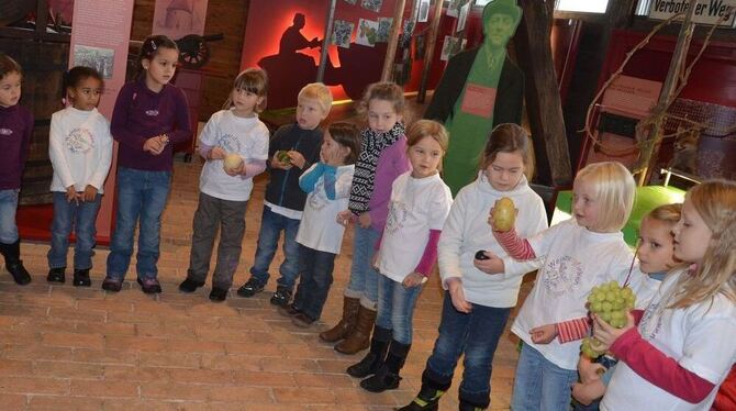 Abschluss-Lieder zum Kelternfest 2012 in Metzingen: Metzingens Weinbergfinken unter der Leitung von Ramona Maier.FOTO: SANDER