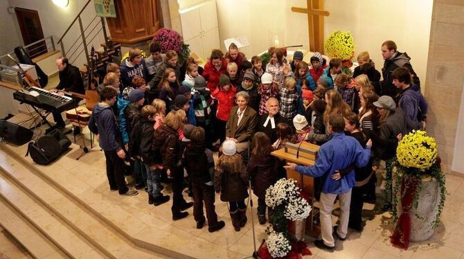 Segenslied der Kinderkirche am Gottesdienst-Ende: Pfarrer Reinhard Spielvogel und Frau Esther beim Gomaringer Abschied.  FOTO: H