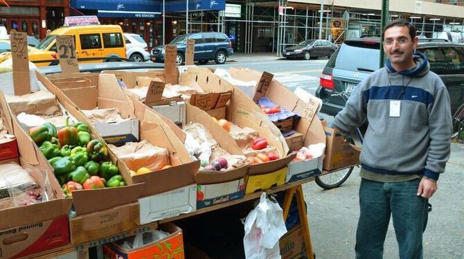 Fast leergekauft ist der Stand des Obst- und Gemüsehändlers Ümit Sahin am 28.10.2012 in der Upper East Side in New York. Foto