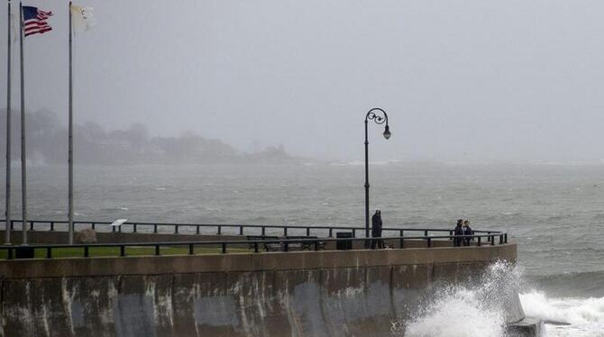 Hohe Wellen schwappen an der Ostküste im Bundesstaat Massachusetts an Land. Foto: CJ Gunther