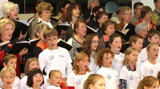 Neben der Betzinger Sängerschaft sangen beim Jubiläumskonzert auch der Kinderchor der Mauritiuskirche Betzingen sowie Kinder und Jugendliche der Leonhardschöre.  FOTO: STRÖHLE