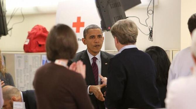 Wahlkampf in der Sturmkatastrophe: Obama zeigt sich als Krisenmanager und feuert zum Durchhalten an. Foto: Chris Kleponis